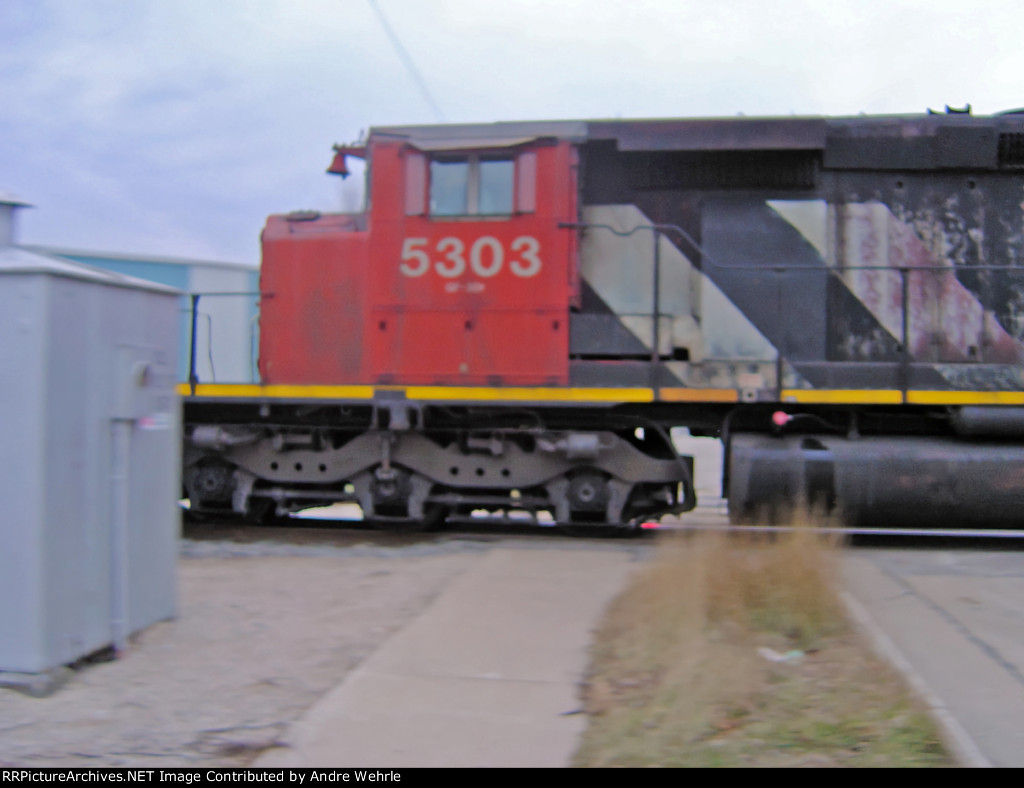 CN 5303 on the Dixie Street crossing